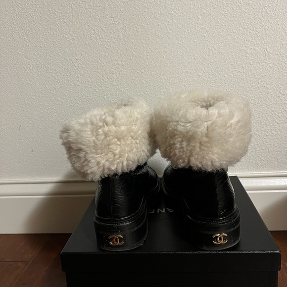 Chanel 2020 boots, crinkled leather shearling inside - Picture 4 of 5